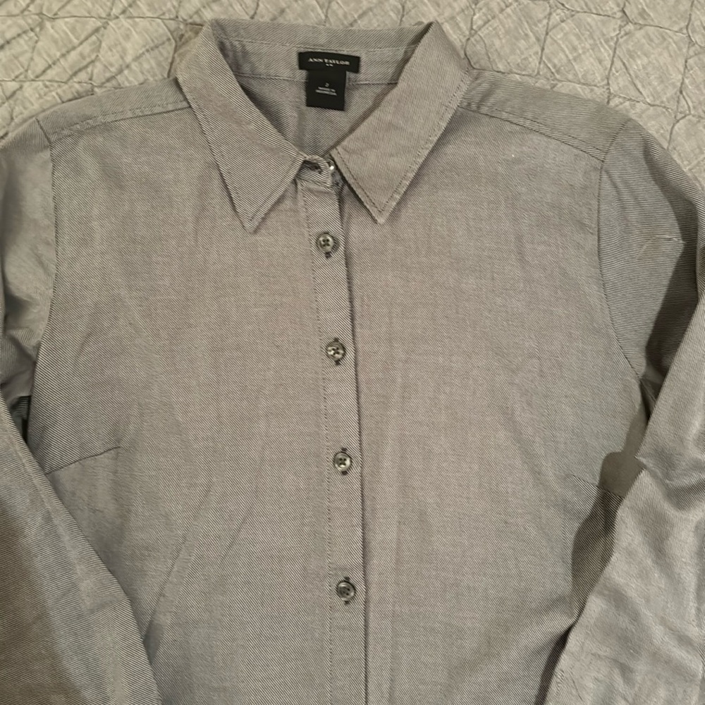 Ann Taylor Fitted Button Down Shirt - Size 2 100% cotton